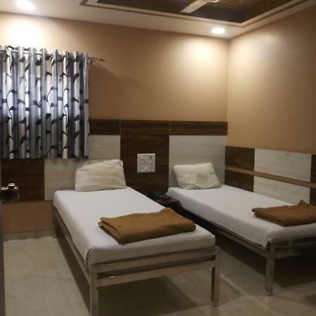 Hotel Crystal Surat Exterior foto